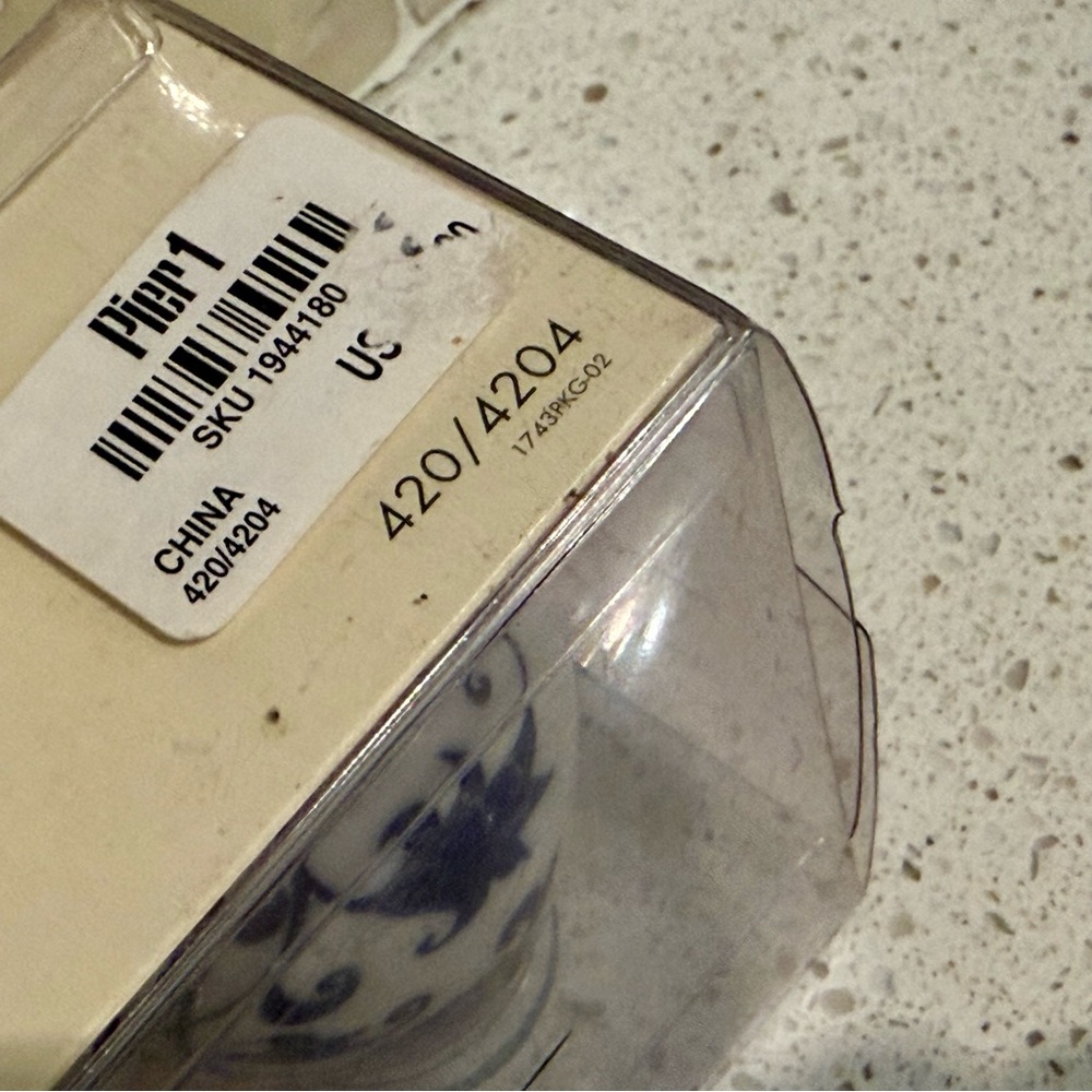 Pier 1 -Blue and White Porcelain Salt & Pepper Shaker Set (4 pcs) - Picture 6 of 7